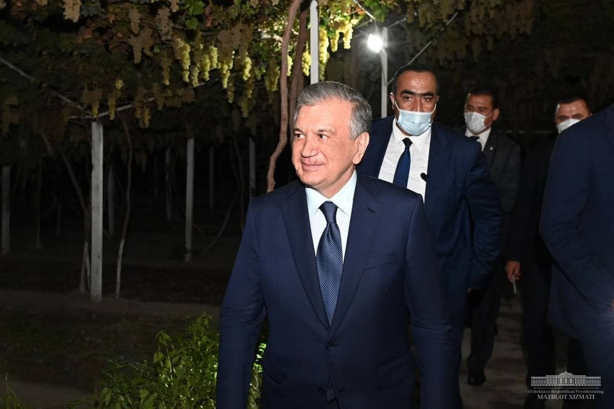 Shavkat Mirziyoyev Farg‘onada uzumchilik bilan shug‘ullanuvchi mahallada bo‘ldi va keyin Andijonga yo‘l oldi