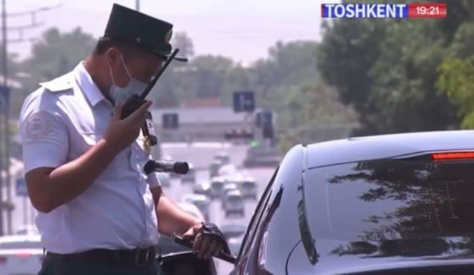 Олмалиқда ЙПХ ходими «юқоридан келган» буйруқ билан қоидабузар ҳайдовчини қўйиб юборишга мажбур бўлди