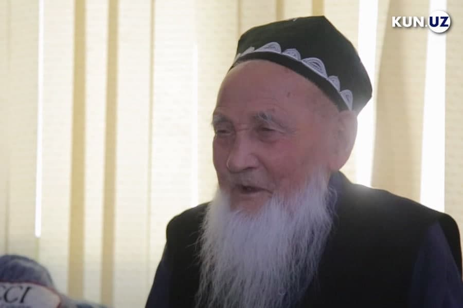 «Ilgari kitobni yashirinib o‘qirdik» - 108 yoshli opasini yo‘qlagan 105 yoshli Ibrohimxon ota xonadonida