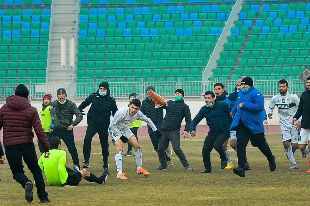Farg‘ona derbisida hakamga hujum qilgan «Neftchi» futbolchilari sud zalidan ozodlikka chiqarildi