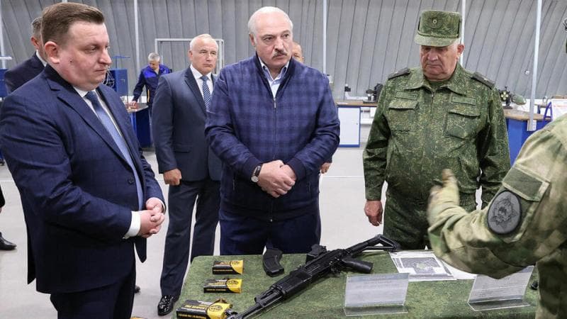 Lukashenko urush holatiga belaruslarni qurol qo‘llay olishga o‘rgatish lozimligini aytdi