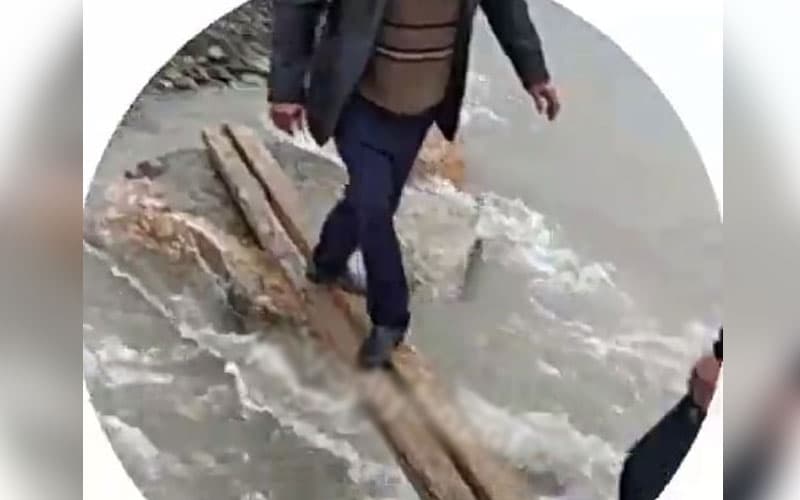 Andijonda qo‘lbola ko‘prik yasab, undan o‘tish uchun pul olib kelgan shaxs 7 sutkaga qamaldi