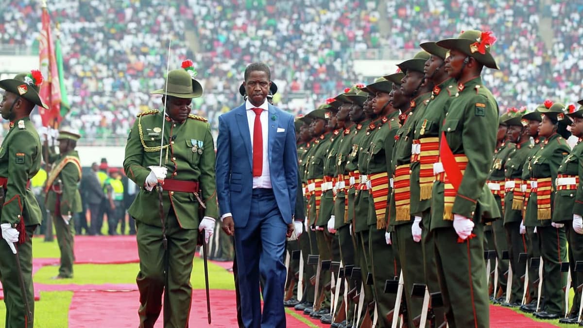 Zambiya prezidenti harbiy parad vaqtida hushini yo‘qotdi