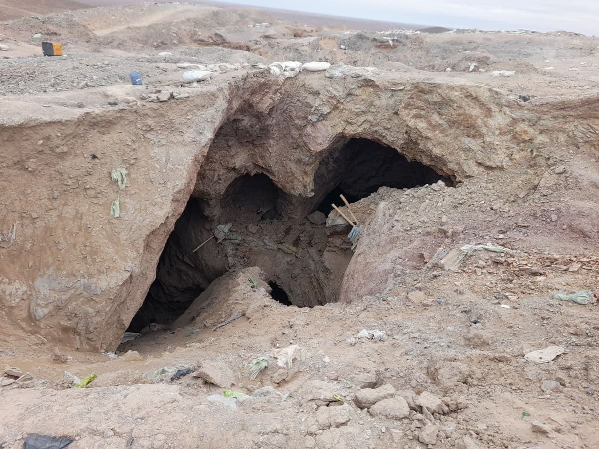Navoiyda oltin qazib olish bilan shug‘ullangan guruhni qum bosib qoldi