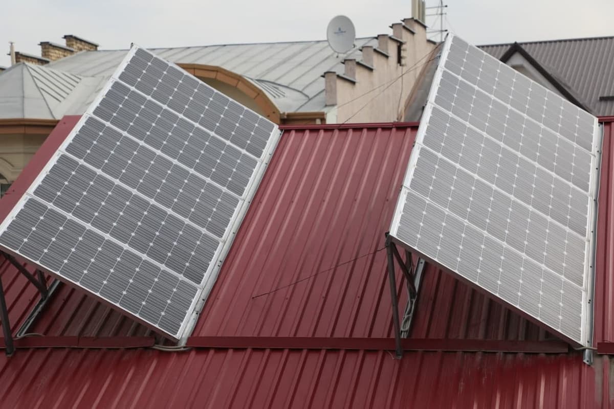 Toshkentda yashovchi fuqaro o‘z uyida quyosh paneli orqali ishlab chiqarilgan elektr energiyasini davlatga sotishni boshladi