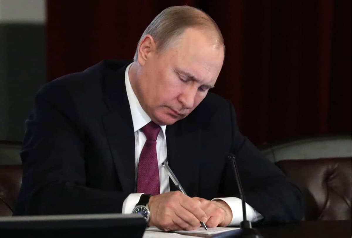 Putin Rossiya dasturiy ta'minoti o‘rnatilmagan gadjetlarni sotganlik uchun jarima solinishi ko‘zda tutilgan qonunni imzoladi