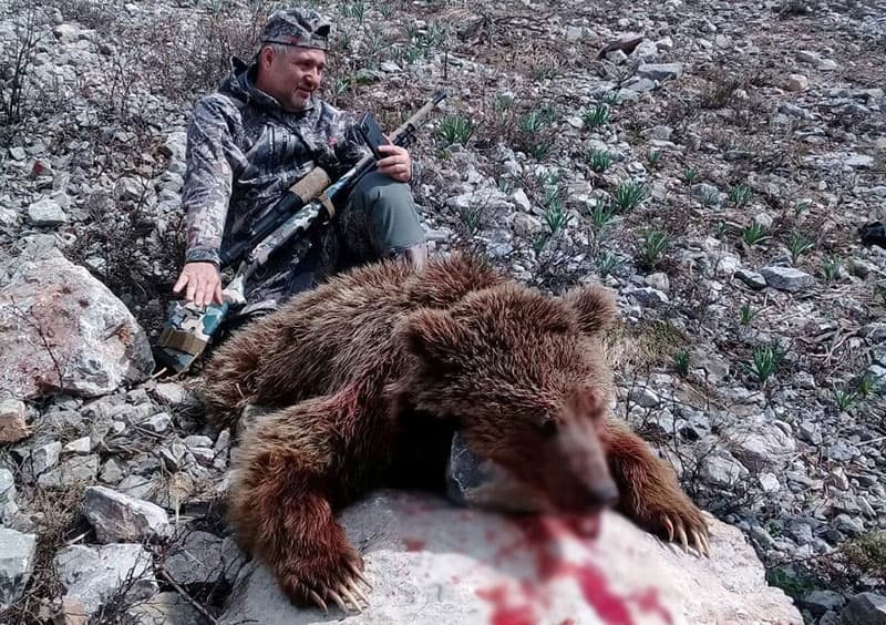 «Qizil kitob»ga kiritilgan qo‘ng‘ir ayiq rossiyalik ovchi tomonidan o‘ldirildi. Unga Ekologiya qo‘mitasi raisi ruxsatnoma bergan