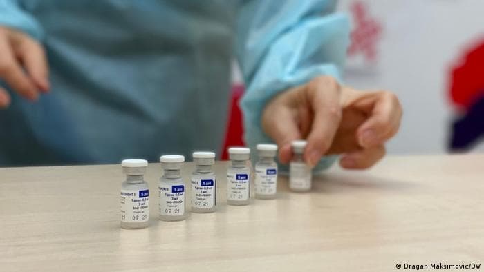 Yevropa kengashi raisi Rossiya va Xitoyni koronavirus vaksinasi tashviqotida aybladi