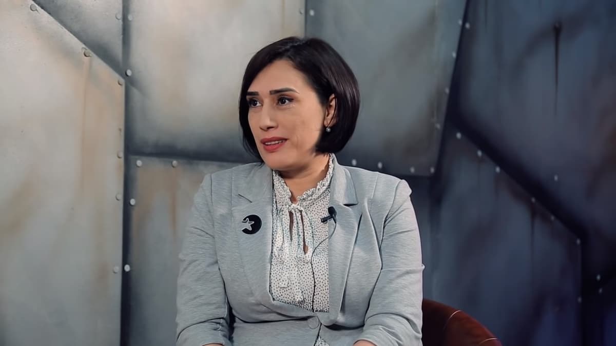 «Vahimaning ko‘zlari katta bo‘ladi» - Shahnoza Soatova o‘zbek-lotin alifbosiga o‘tish kechikayotgani haqida