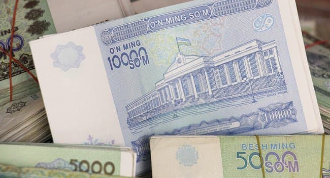 Samarqandda tuman hokimligi gazetasini 6-sinf o‘quvchilariga 5 000 so‘mdan sotgan o‘qituvchiga chora ko‘rildi