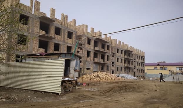 Navoiyda noqonuniy qurilayotgan binolar haqida ma’lumot berildi