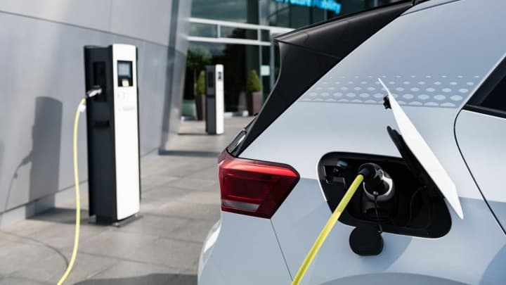 Vazirlik va hokimliklarning xizmat mashinalari 2030 yilgacha to‘liq elektromobillarga almashtirilishi mumkin