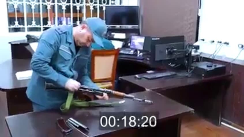 Jangovar shaylik sinovidan o‘tolmagan tergovchi o‘qotar qurolni yig‘gan video tarqaldi