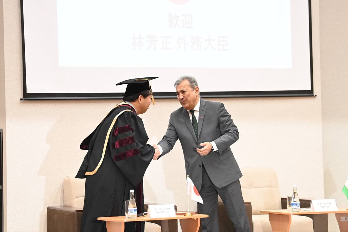 Yaponiya tashqi ishlar vaziriga Diplomatiya universiteti faxriy doktori unvoni berildi