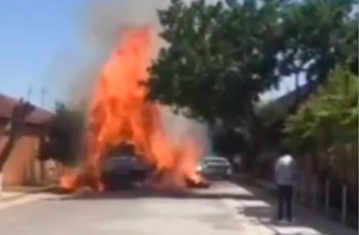 Samarqandda me’yoridan ortiq somon ortib ketayotgan yuk mashinasi yonib ketdi