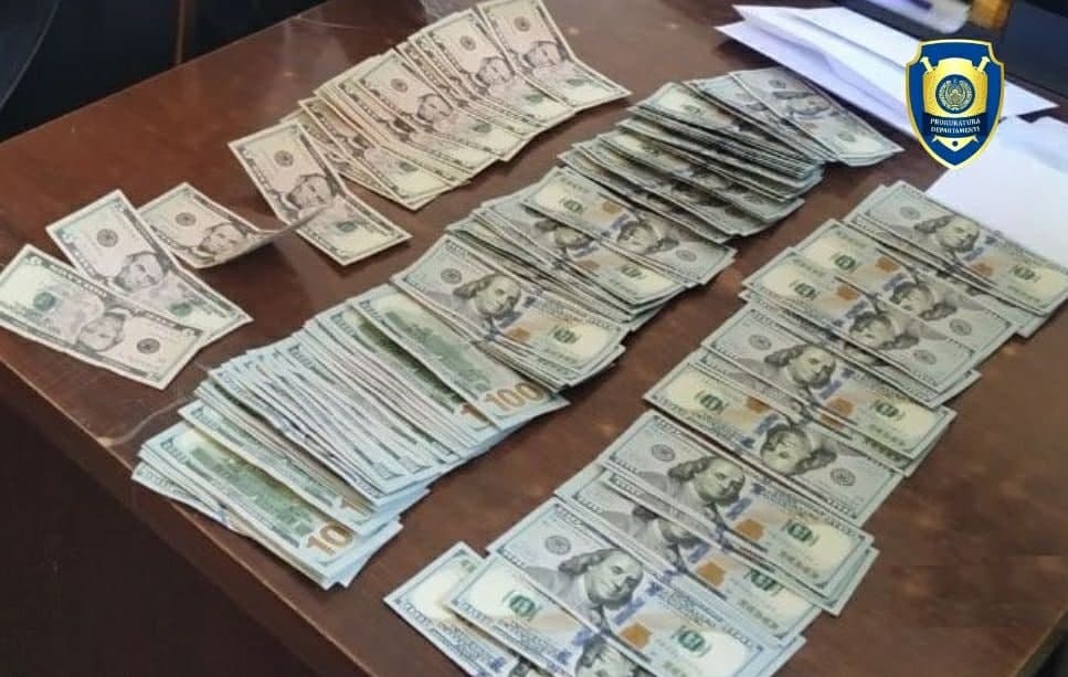 Hazorasp tumani hokimi o‘rinbosari 12 ming dollar bilan ushlandi