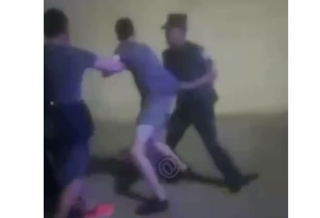 “Shunchaki, planni bajarishim kerak” - Samarqandda IIB xodimlari sayyohlarga elektroshoker qo‘lladi