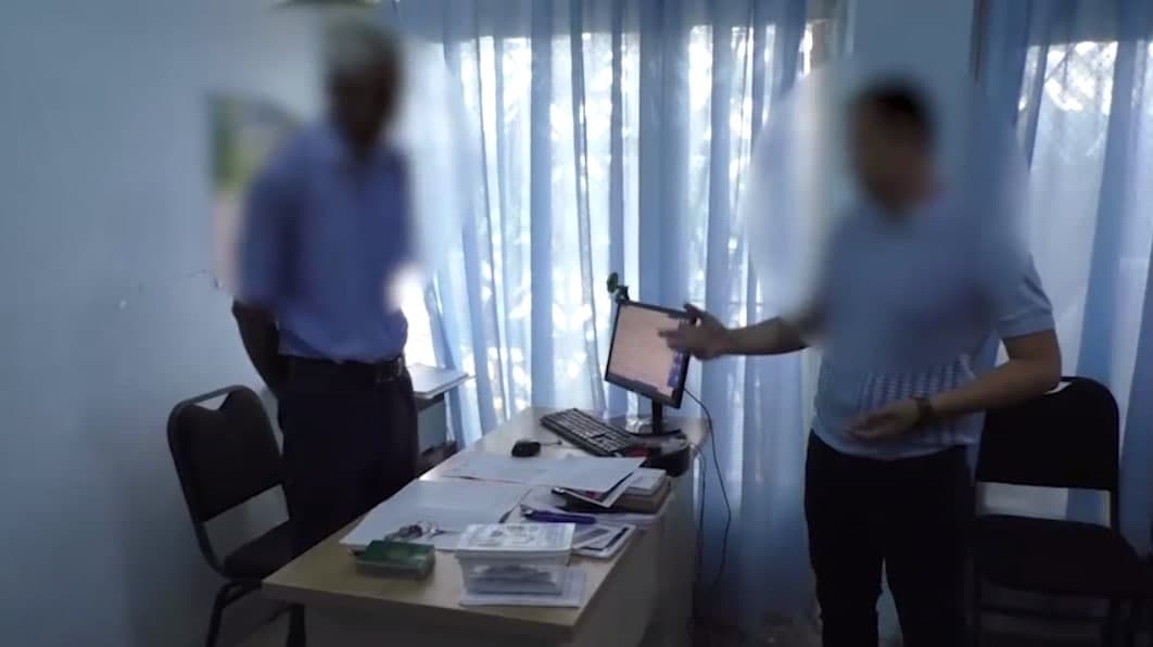 Buxoroda pul evaziga imtihondan o‘tkazib qo‘ymoqchi bo‘lgan avtomaktab o‘qituvchisi qo‘lga olindi 