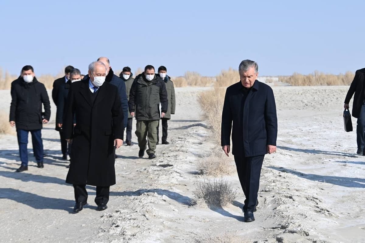 Foto: Shavkat Mirziyoyev Orol dengizining qurigan tubini borib ko‘rdi