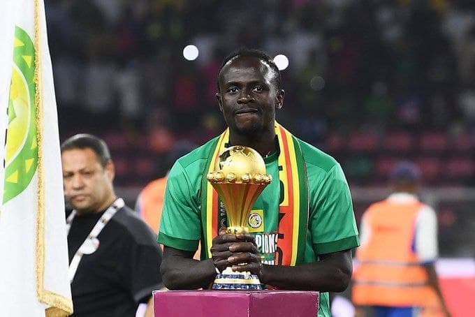 Mane Afrika Kubogi paytida jarohati sabab shifoxonaga bordi va u yerda mototsikl urib yuborgan bolaning davolanishiga pul to‘ladi