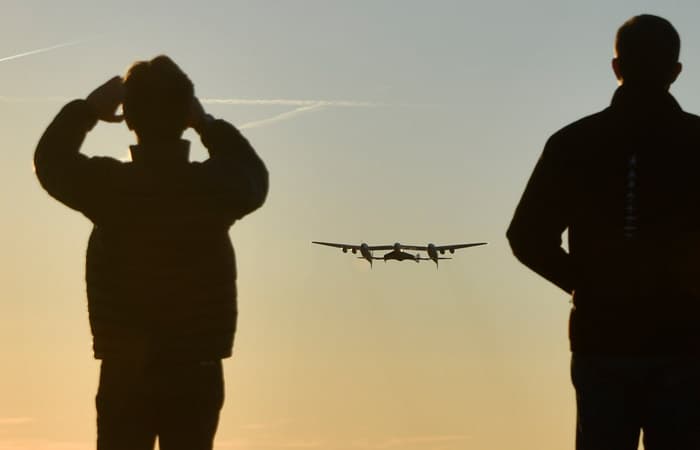 Virgin Galactic kosmosga sayohat qilishni xohlovchilar uchun chiptalar sotuvini boshlaydi