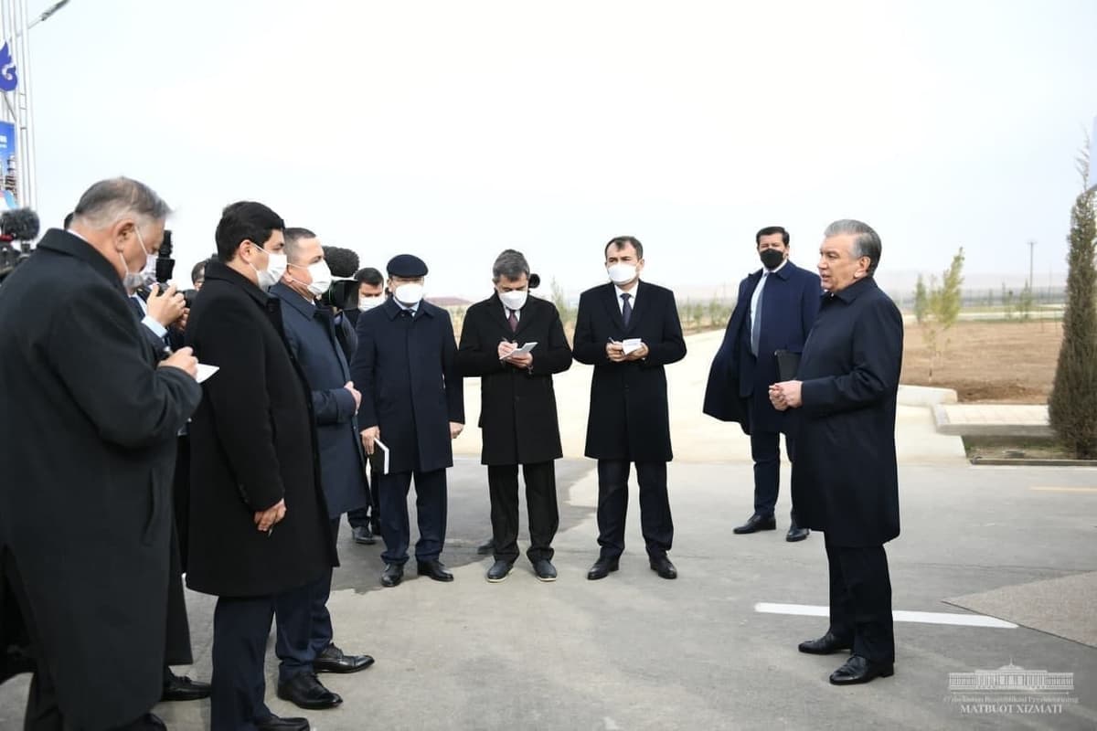 “Bu zavod atrofida eng ilg‘or tibbiyot, sport va ma’rifat jamlanishi kerak” – prezident G‘uzor tumani haqida