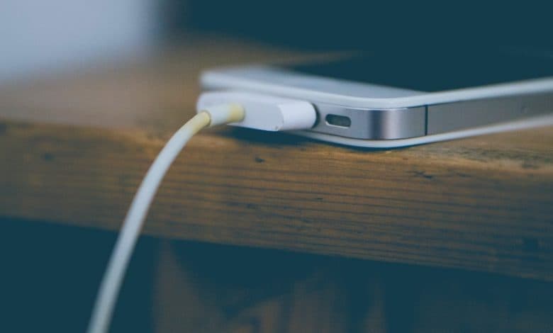 Yevropa Ittifoqi olinmaydigan akkumulyatorli smartfon va noutbuklarni taqiqlashni rejalashtirmoqda