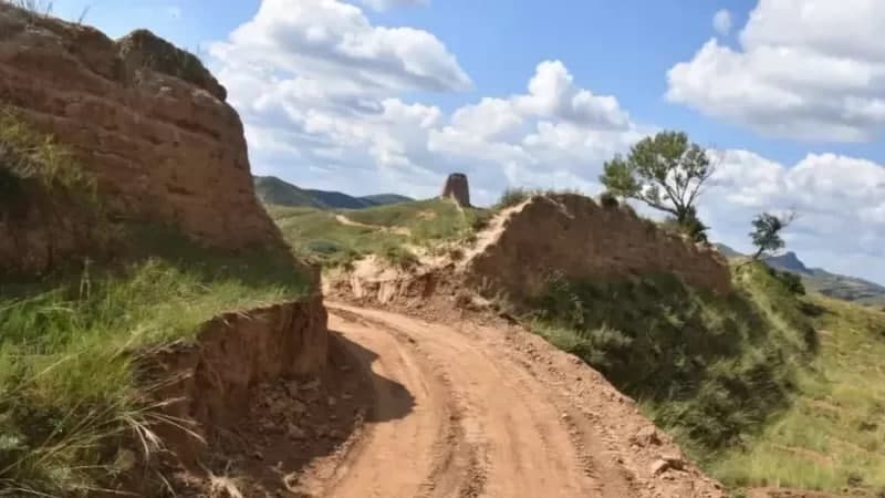 Ishchilar Buyuk Xitoy devoriga shikast yetkazdi – ular yo‘lni qisqartirmoqchi bo‘lishgan
