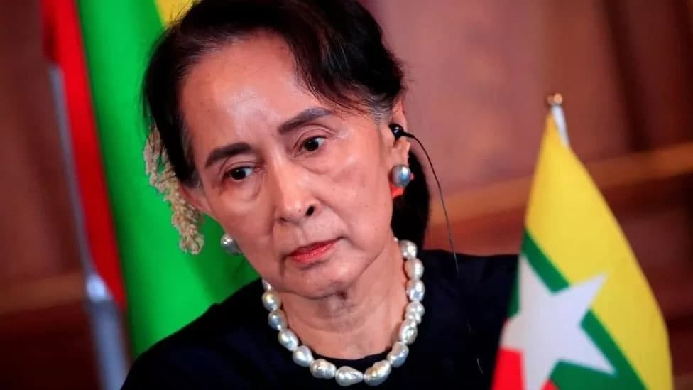 Myanma sudi Aun San Su Chjini yana yetti yillik qamoq jazosiga hukm qildi 