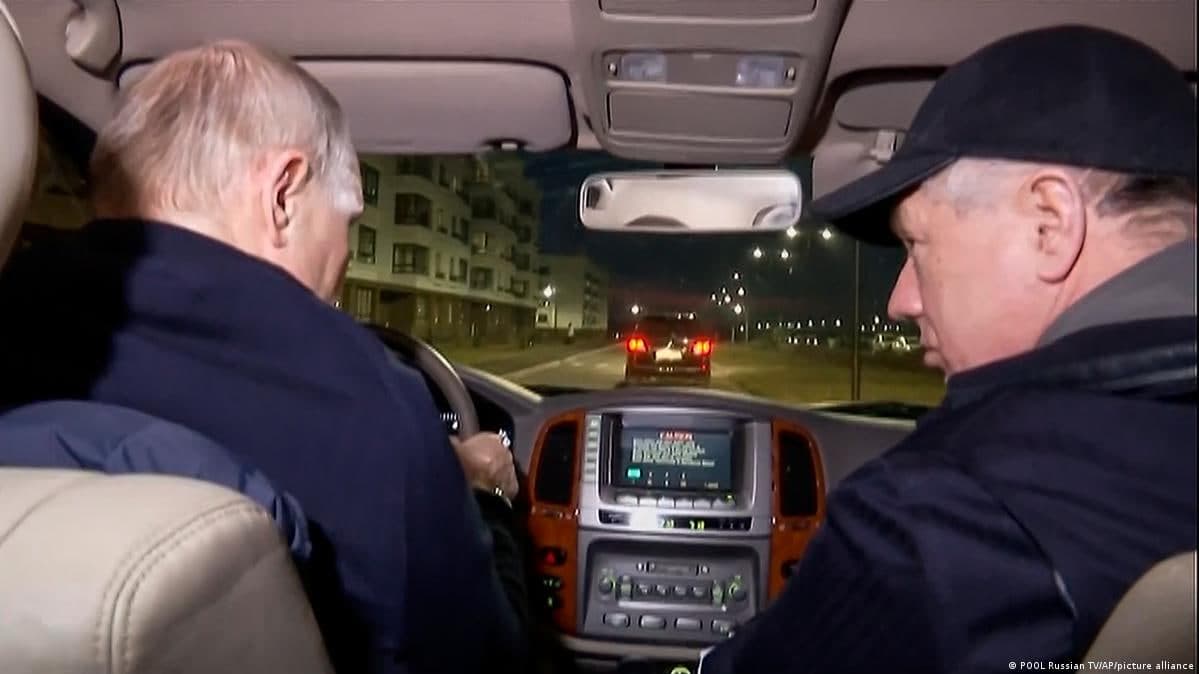 Kreml saytida Putinning Mariupolga tashrifi aks etgan video o‘zgartirildi