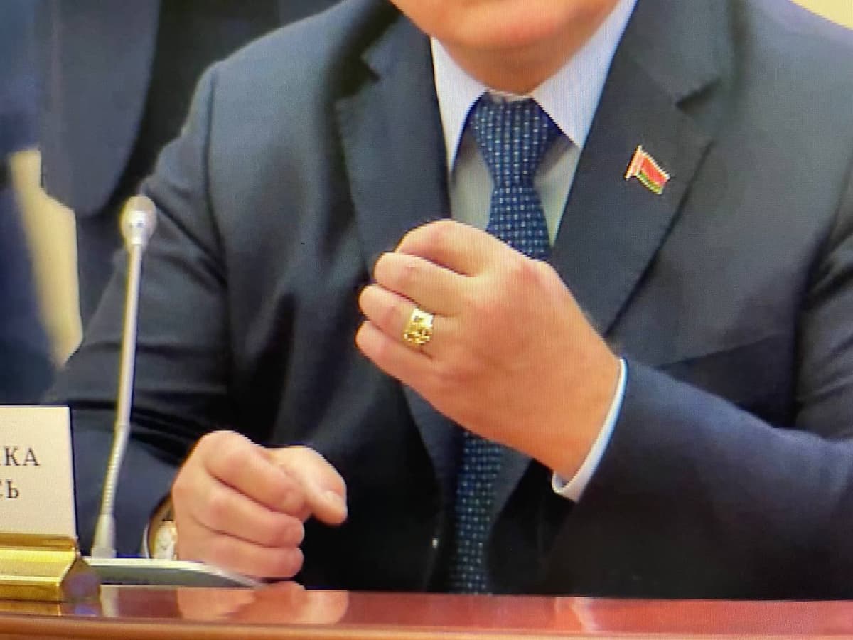 Putin MDH norasmiy sammitida Mirziyoyevga uzuk sovg‘a qildi
