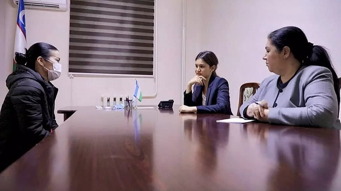 Mass-media fondi rahbari tergov izolyatorida qoraqalpog‘istonlik jurnalist bilan uchrashdi 