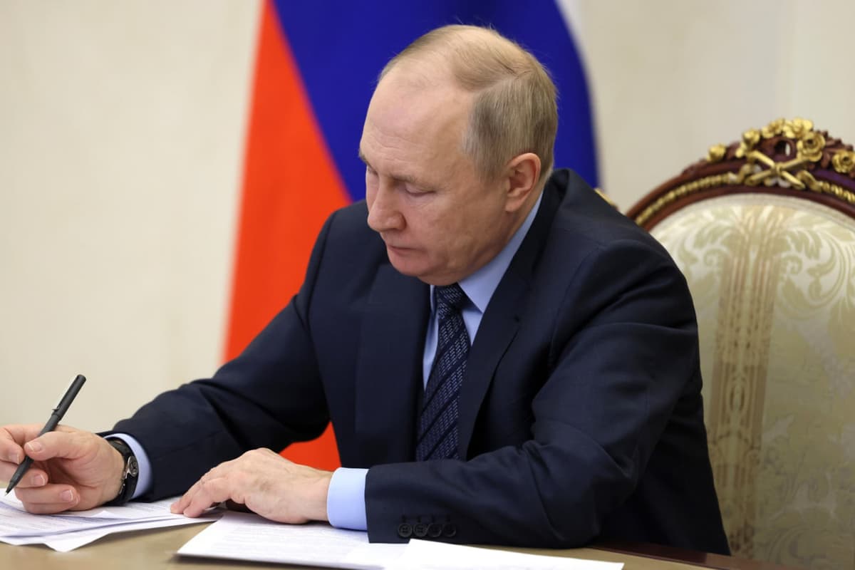Путин электрон чақирув қоғози тўғрисидаги қонунни имзолади