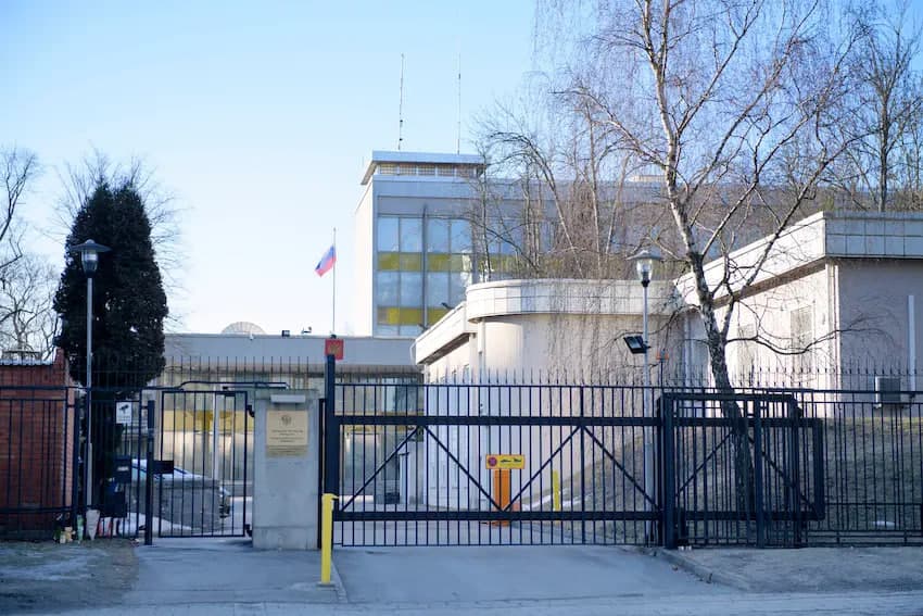 Shvetsiya besh nafar rossiyalik diplomatni chiqarib yubordi