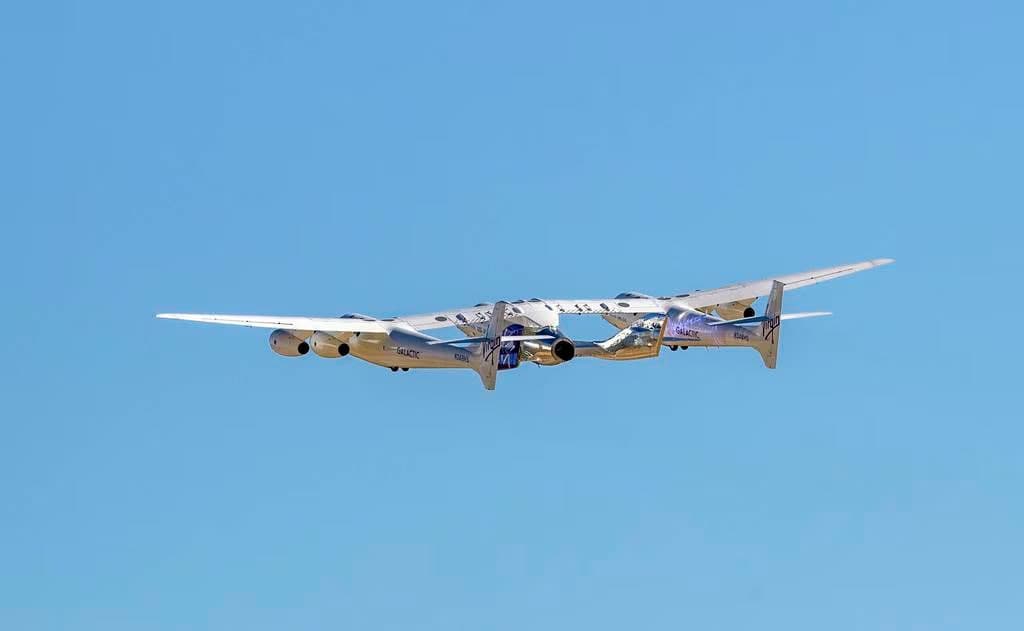 Virgin Galactic dastlabki sayyohlarni kosmos chekkasiga olib chiqdi