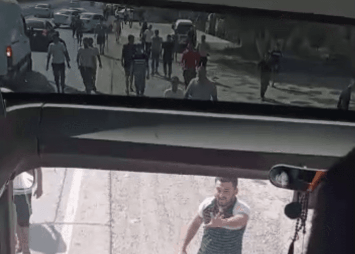 Avtobusni toshbo‘ron qilgan 14 yigit 15 sutkaga qamaldi