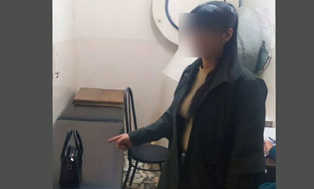 “Sumka tekshirishning xavfsizlikka aloqasi yo‘q. Bu faqat teatr” - faollar metroda hazillashgan qizga berilgan jazodan norozi