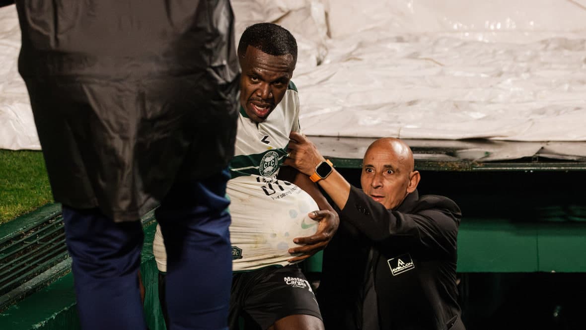 Braziliyada futbolchi golni nishonlash vaqtida tunnelga tushib ketdi