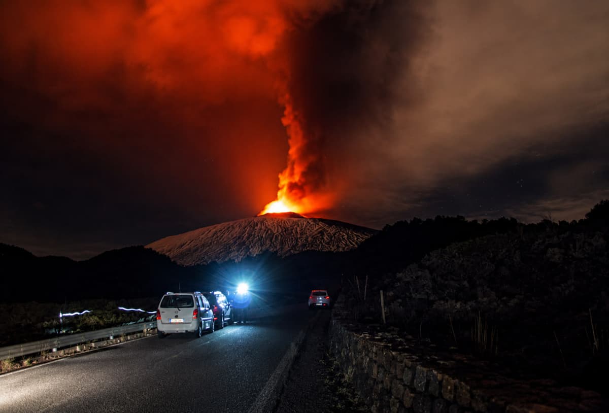 Etna vulqoni yuzlab aviareyslarga ta’sir qildi