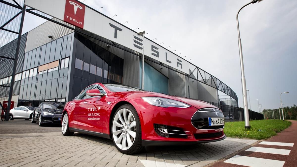 Tesla Motors ishlab chiqarish suratlarini oshirmoqda