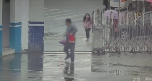 Video: O‘g‘ri o‘g‘irlik qilganidan so‘ng tasodifan politsiya bo‘linmasiga kirib qoldi