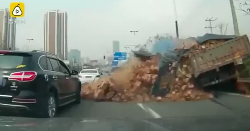 Ikki xitoylik ustlariga ag‘darilgan g‘isht uyumi ostidan tirik chiqib keldi (video)