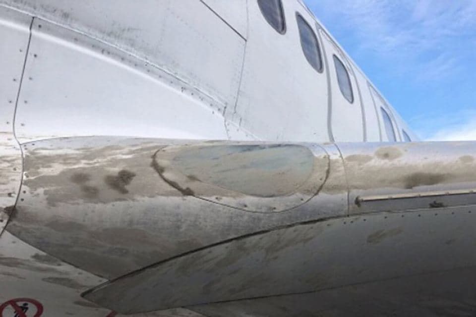 Ukrainadagi aeroportda samolyot qotib ulgurmagan beton ustiga qo‘ndi