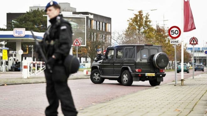 Rotterdamda yonida Kalashnikov avtomati bor kishi hibsga olindi