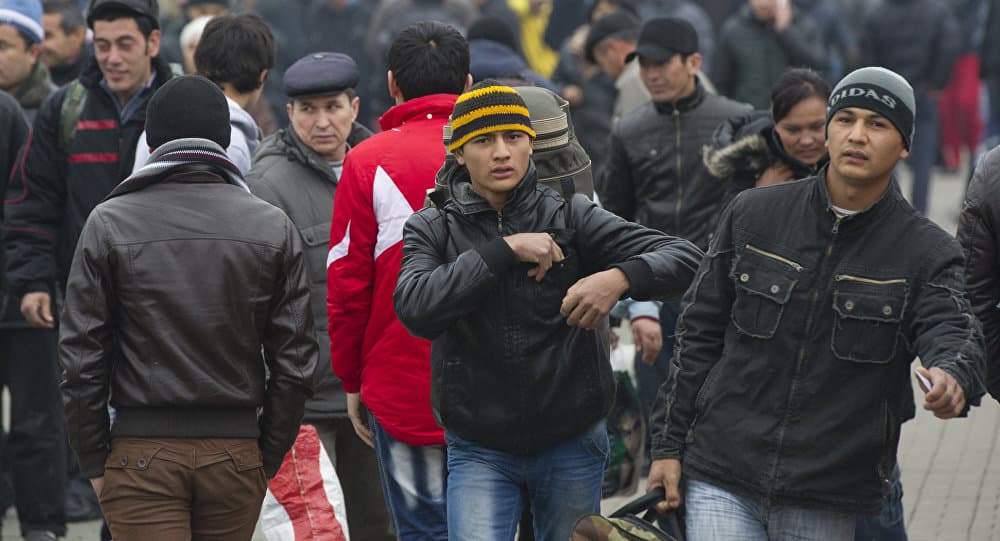 Mehnat migrantlari uchun maslahatlar: Bir yildan so‘ng Rossiyani albatta tark etish kerakmi?