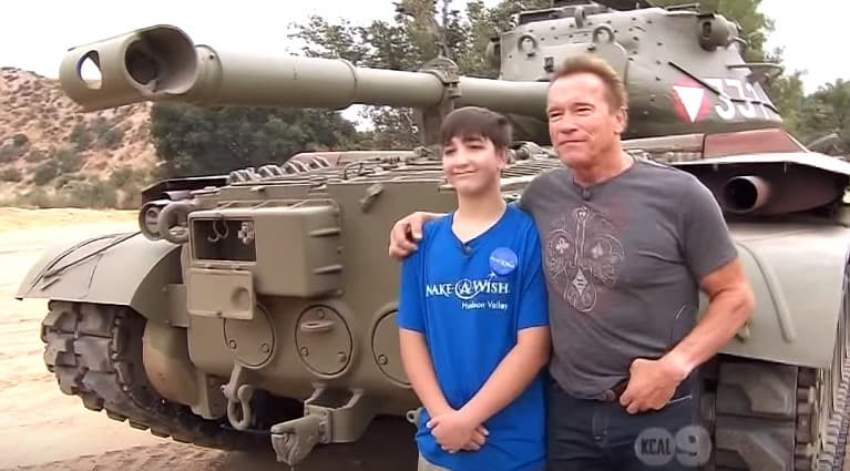 Arnold Shvartsenegger kasalmand o‘smirni o‘z tankida sayr qildirdi