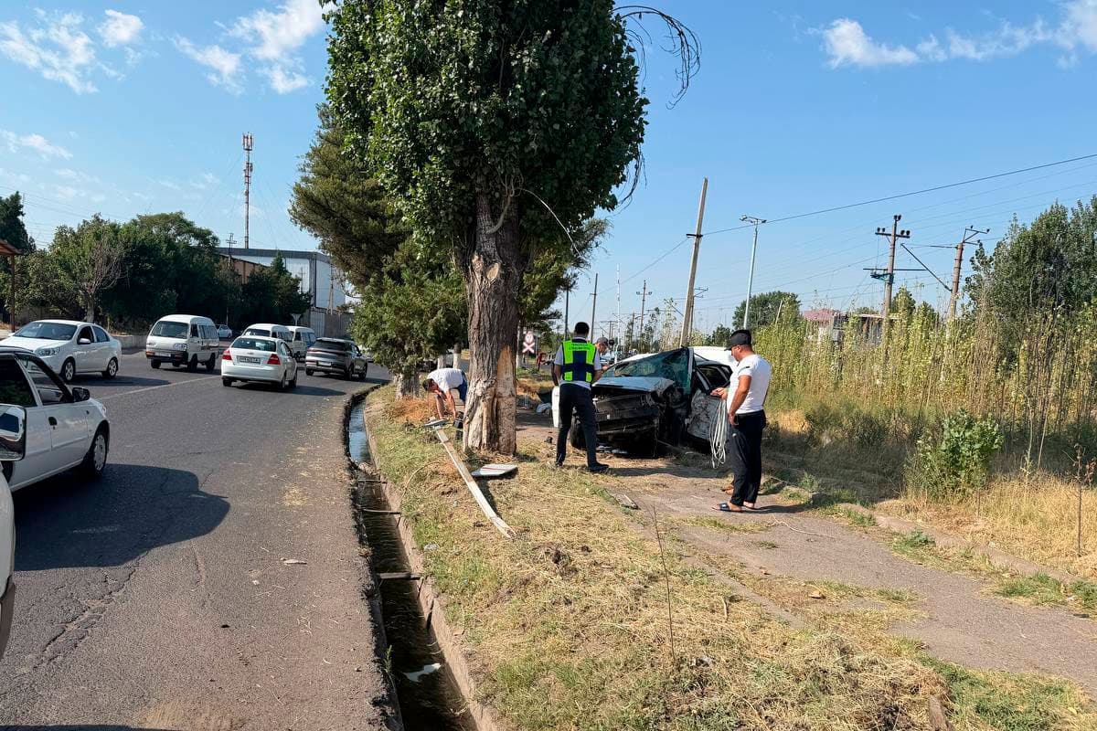 Chirchiqda Lacetti daraxtga urilishi oqibatida haydovchi halok bo‘ldi