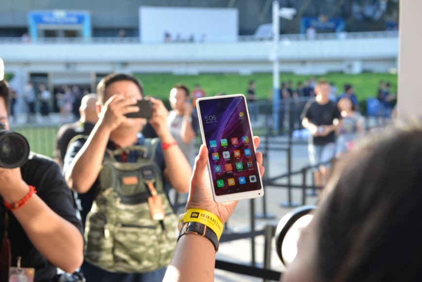 Foto: Xiaomi yangi smartfoni taqdimotida iPhone 8’ning ustidan kuldi