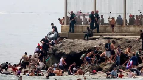 Marokashdan yuzlab migrantlar Ispaniya anklaviga yopirilib kirdi