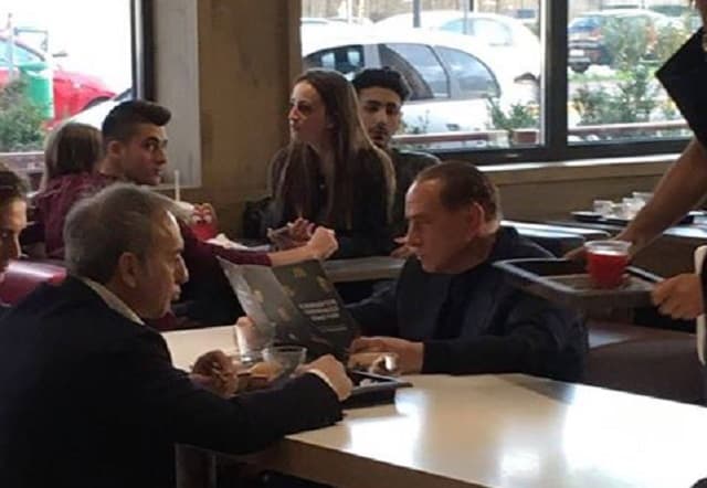 Berluskonini «Makdonalds»da uchratishdi